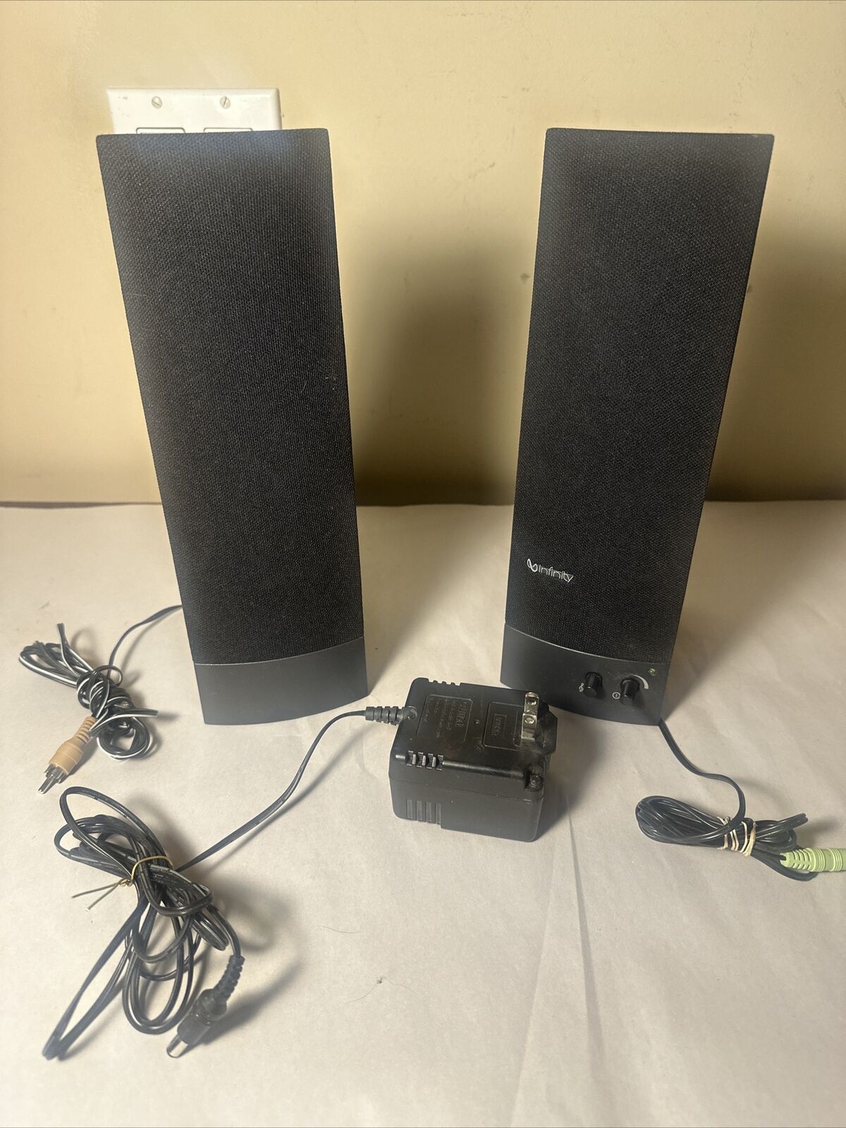 Infinity Desktop Computer Multimedia Speakers - 2 Stereo Speaker Set IBM 25P4726