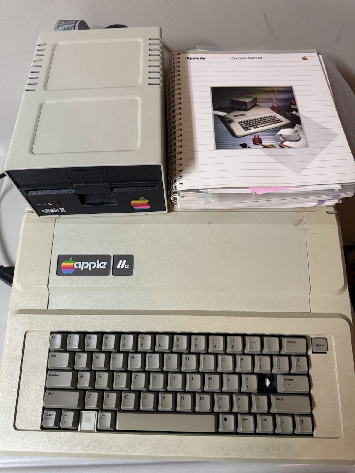 Apple IIe Computer AA 1104 OB Disk Drive A2M0003  Manuals Powers on Untested