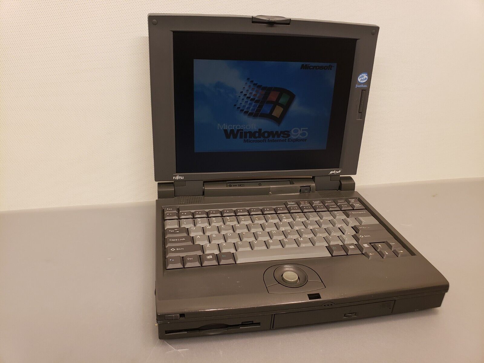 Vintage Fujitsu Monte Carlo FPC91 Laptop Pentium 133 32MB 1GB Win95 Read Desc.