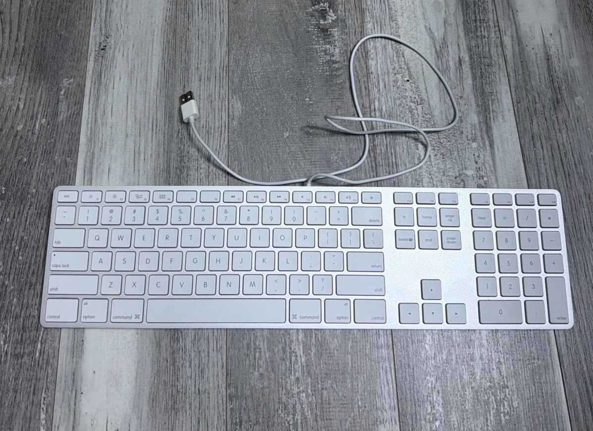 Apple A1243 Aluminum Wired USB Keyboard UNTESTED