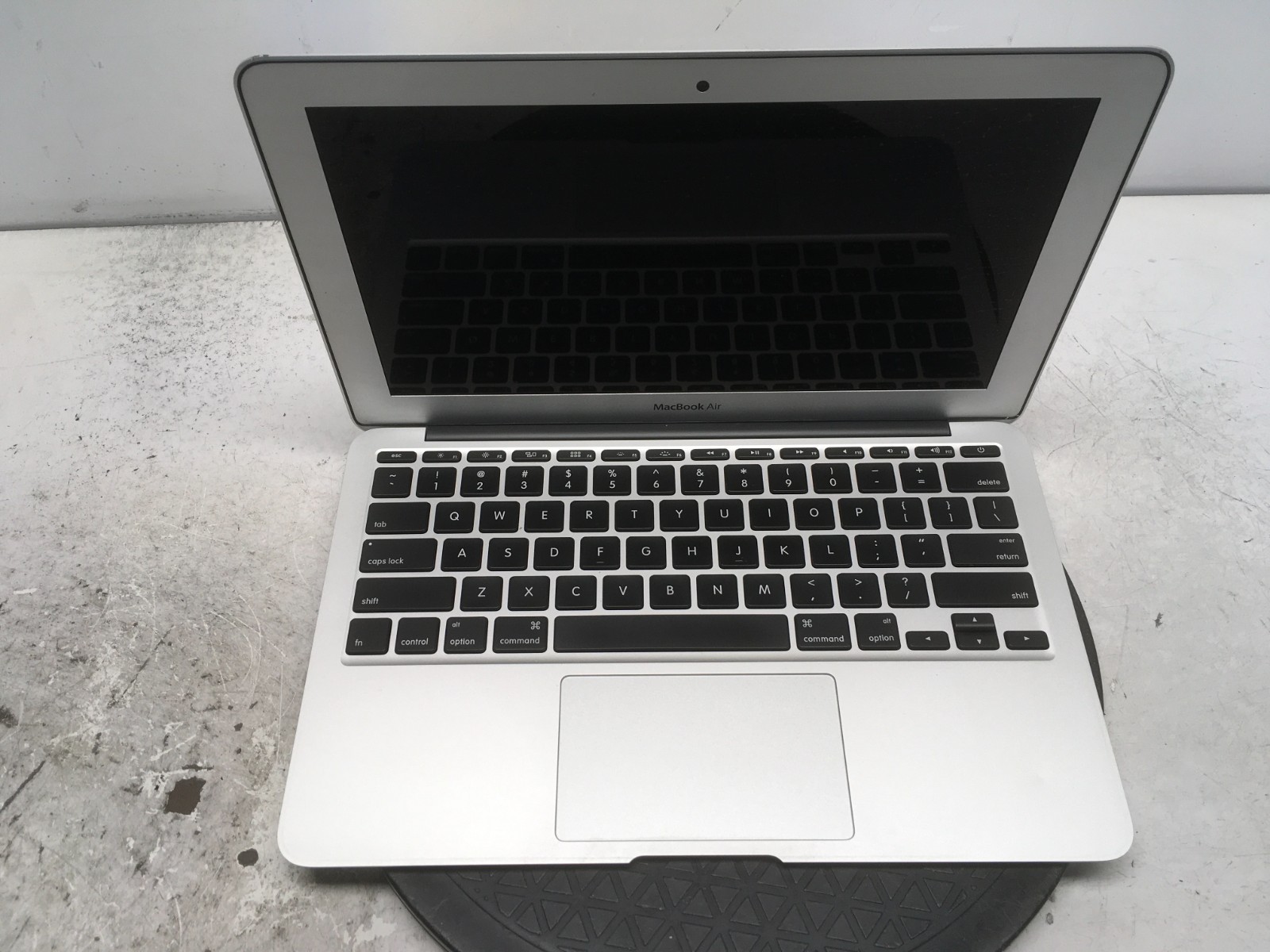 Apple MacBook Air A1465 Intel i5-5250U 1.6GHz 4 GB NO HDD No Batt