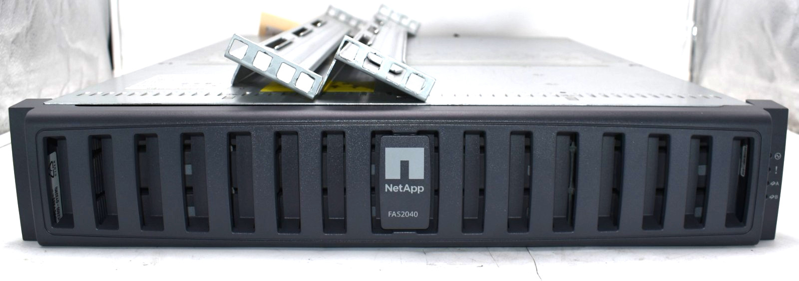 NetApp NAF-0602 12-Bay 3.5" Disk Storage Array 2x FAS2040 Contoller 2x PSU No HD