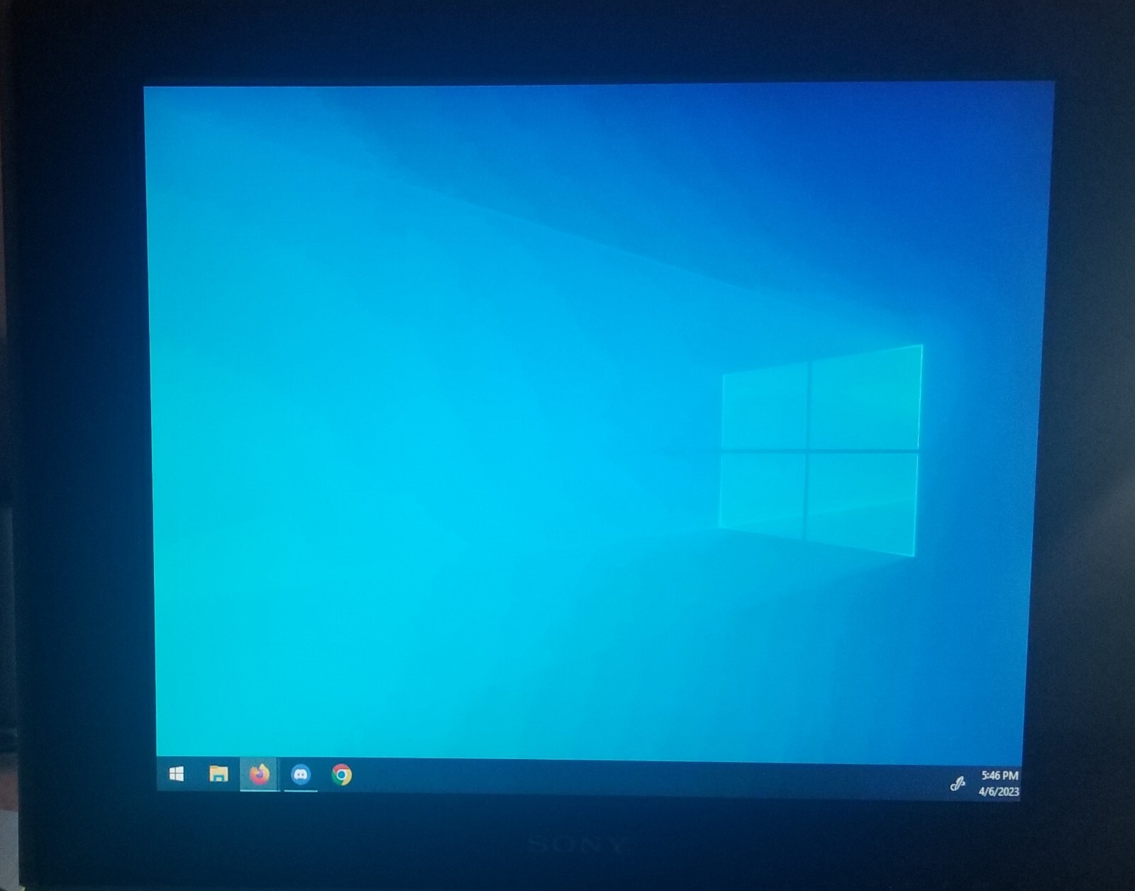 Sony SDM-HS73 TFT LCD Color 17" Computer Display / Monitor Tested.