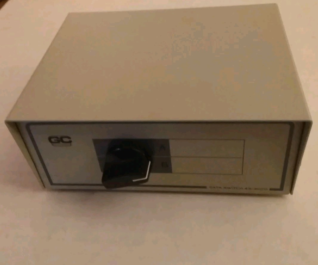 DATA SWITCH BOX A/B 2 POSITION 8 PIN MINI-DIN CONNECTORS