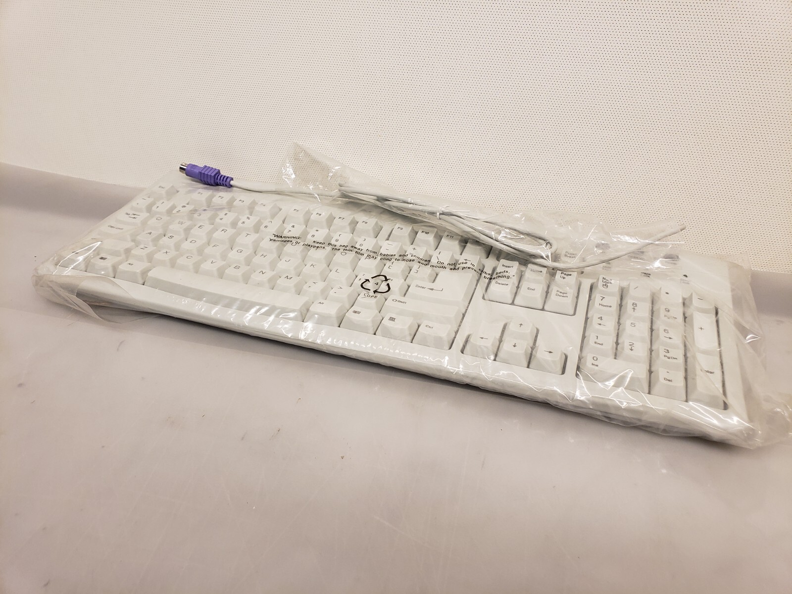 New NOB Logitech Classic Corded PS/2 Keyboard Model Y-SP32 867201-0403 ACK-270A