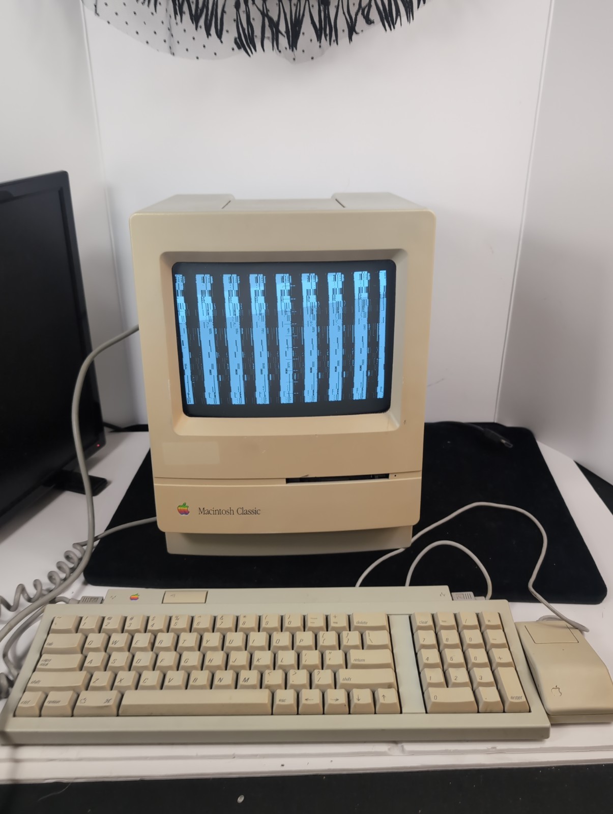 Apple Macintosh Classic M0420 With Keyboard & Mouse Powers On
