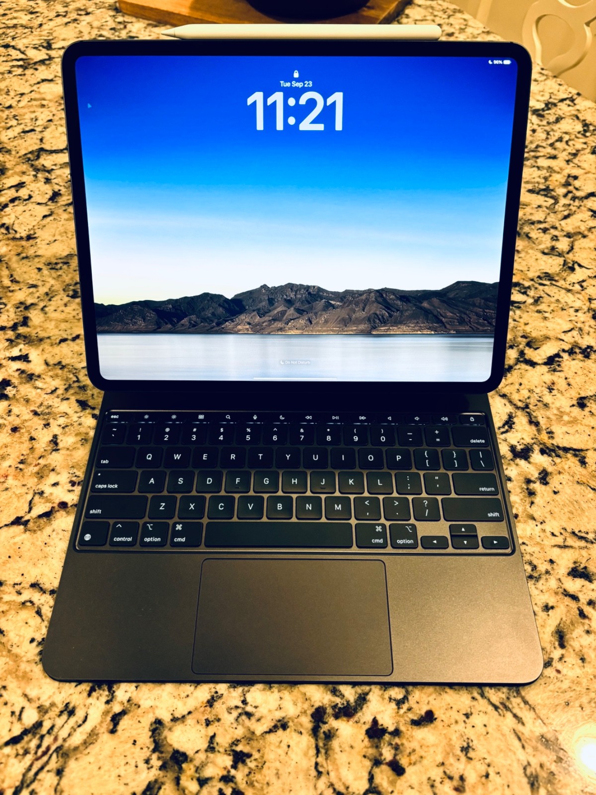 Apple iPad Pro 13-inch (M4) A2926 256 GB w/ Magic Keyboard