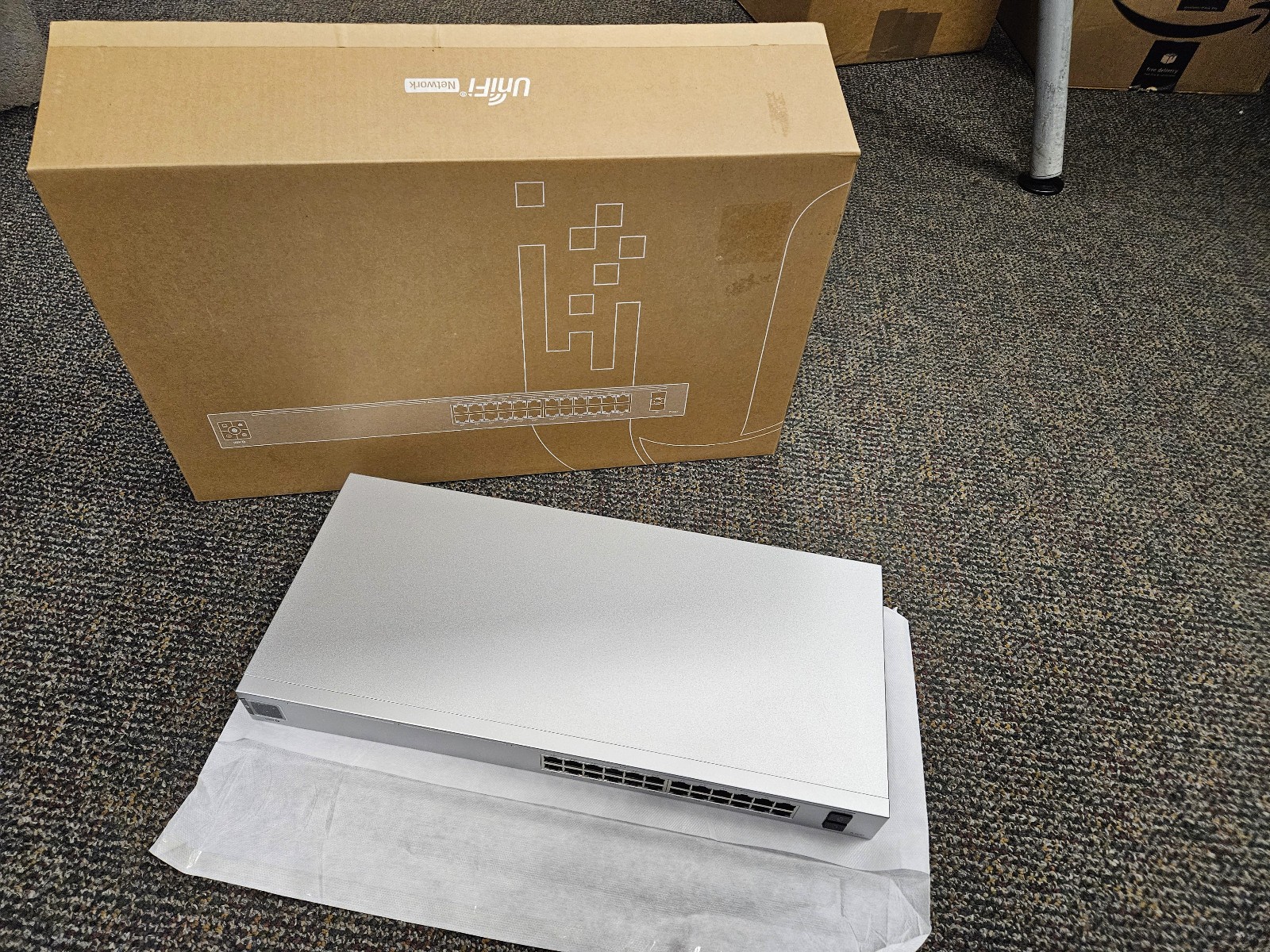 Ubiquiti UniFi USW-24-PoE  Rack Switch New in Box (Open)