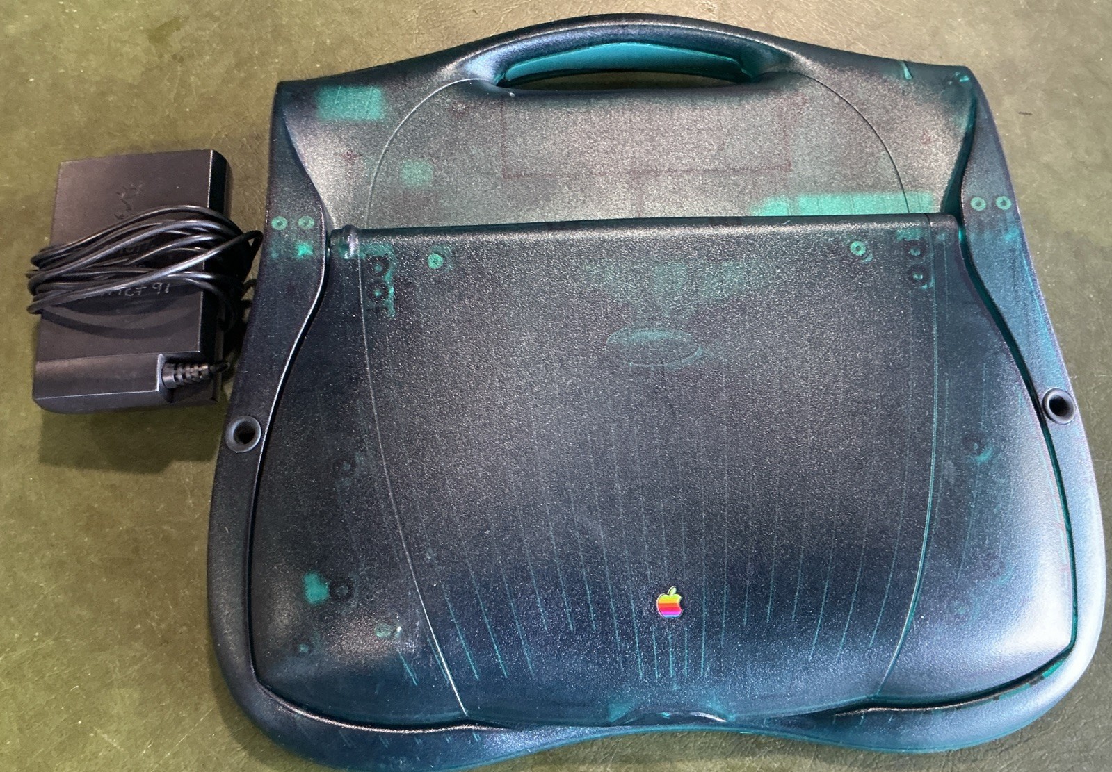 EUC Vintage Apple Newton eMate 300 w/Power Adapter & Stylus Working Tested