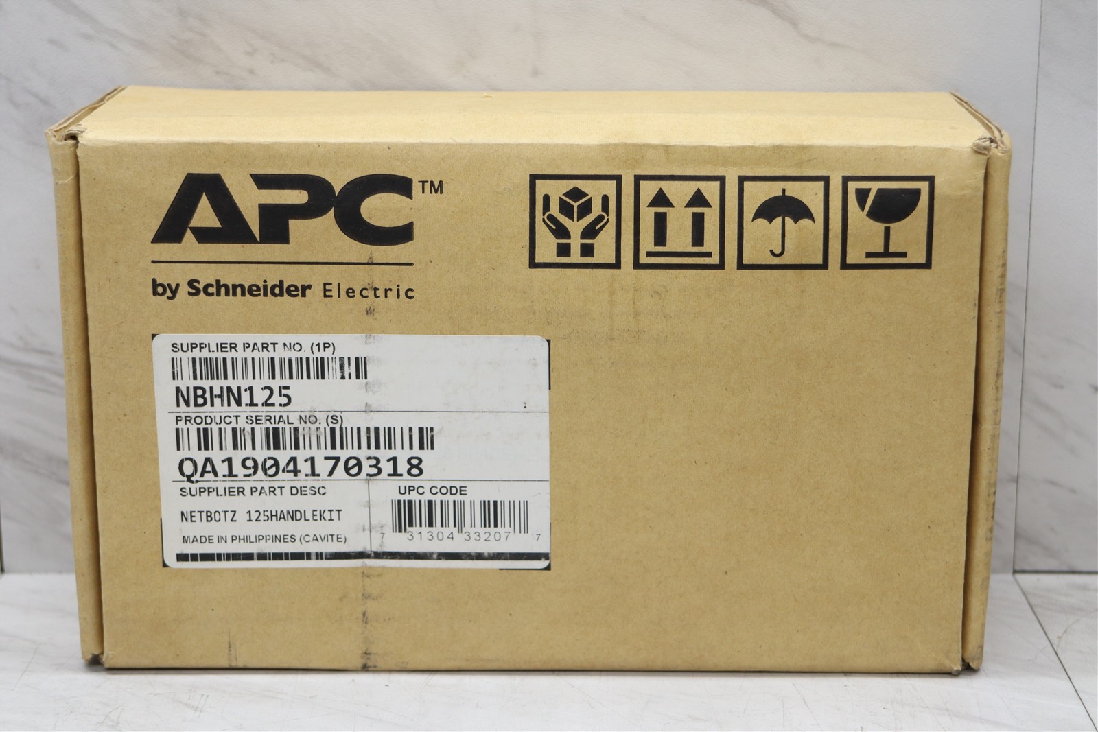 NEW APC NBHN125 Rack Access Handle Kit for NetBotz 250A, 750, 755 125 kHz