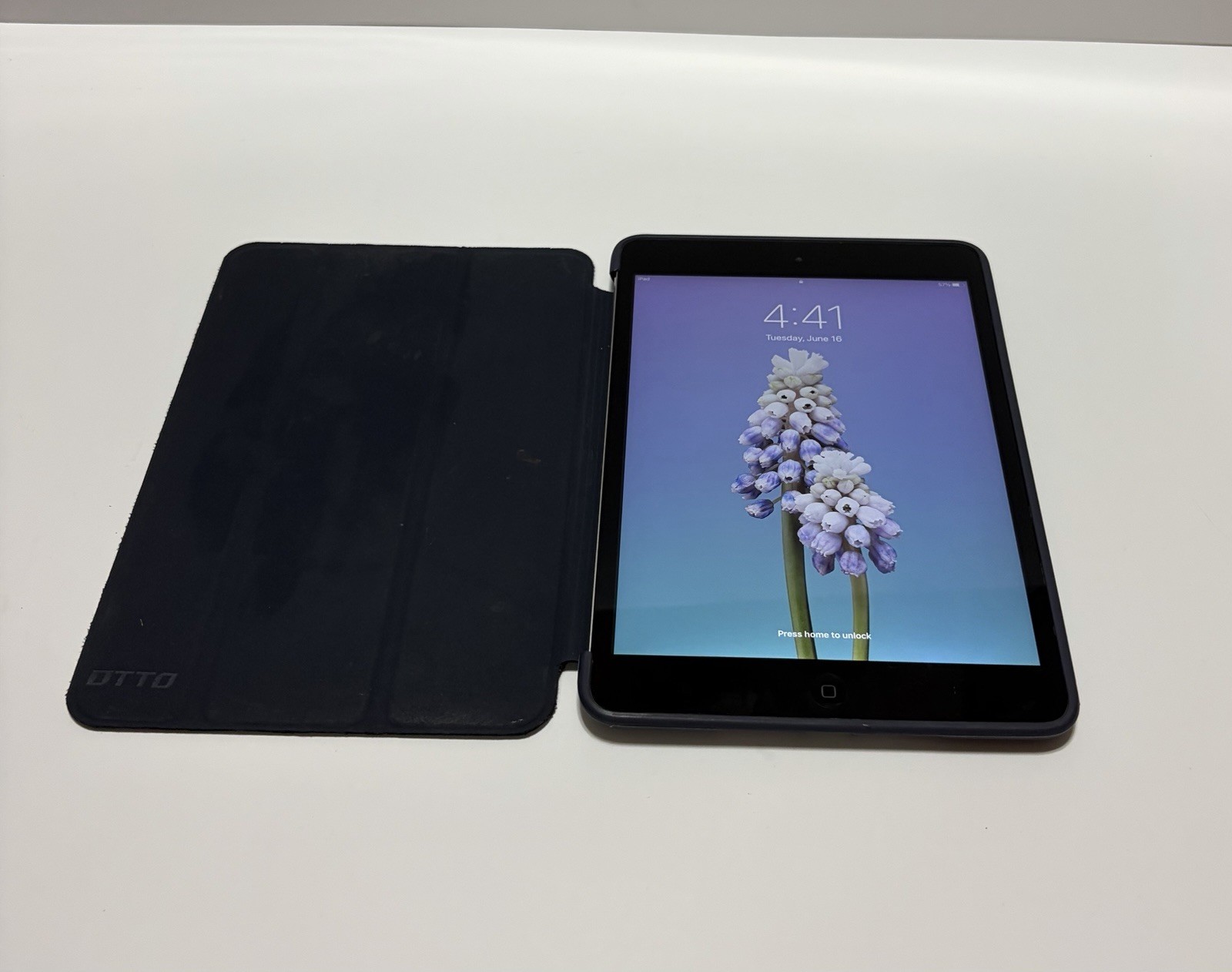 Apple iPad Wi-Fi Tablet Model A1489 With Case Works Great Do Not Know Passcode ￼