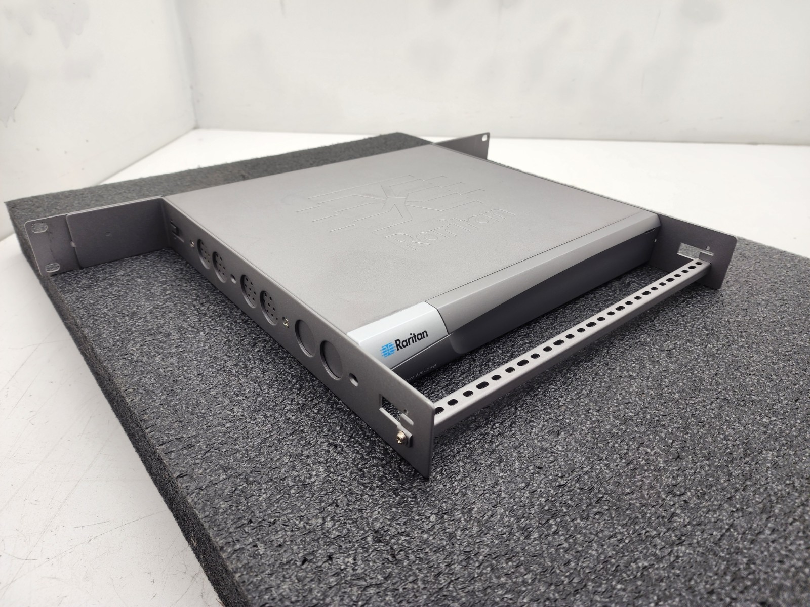 Raritan DLX-216V3-AD 16-port Dominion LX-216 Rackmount KVM Switch Tested Works B