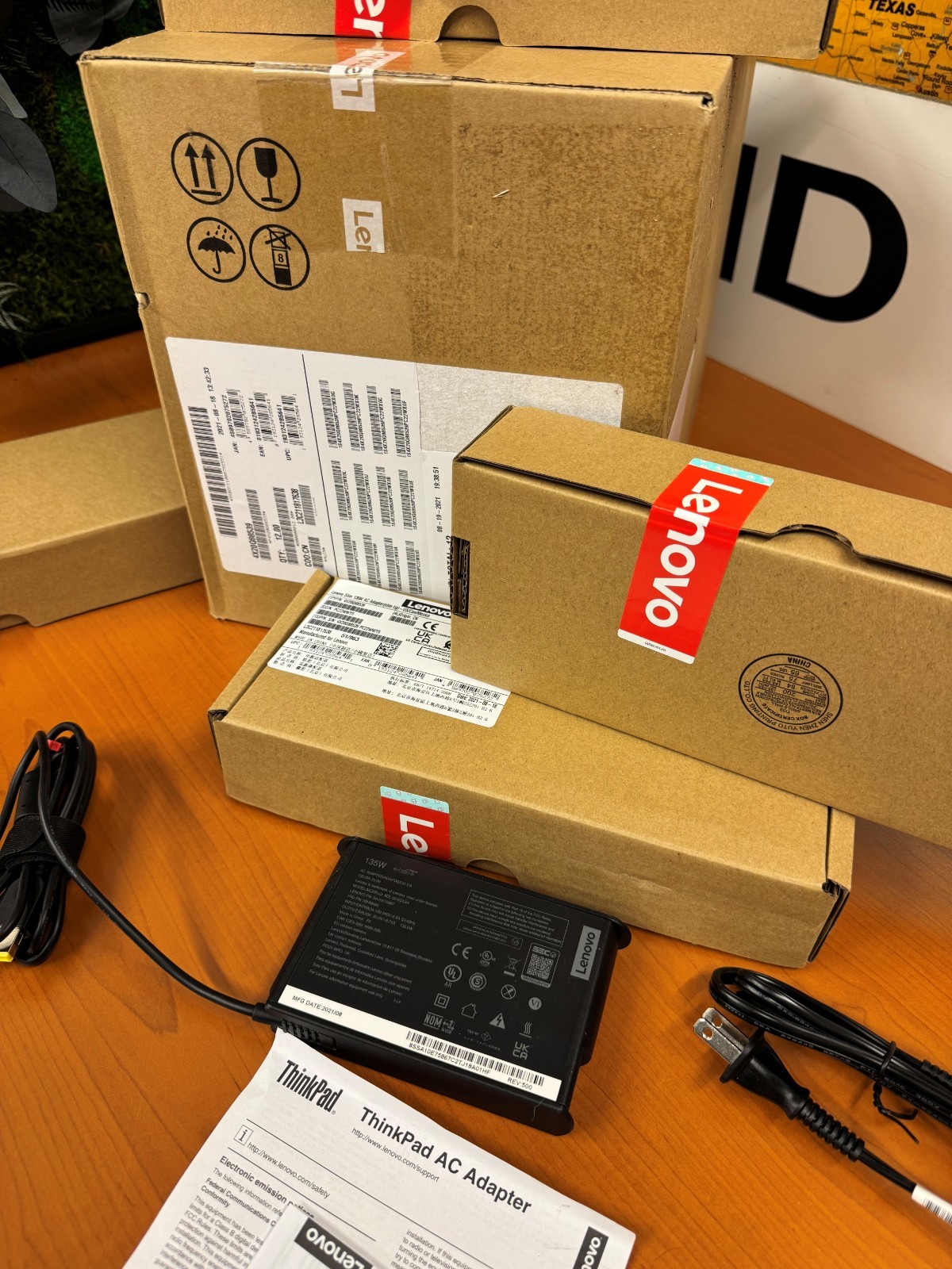 GENUINE Lenovo 135W Slim AC Adapter For Select Lenovo Laptops 4X20Q88539