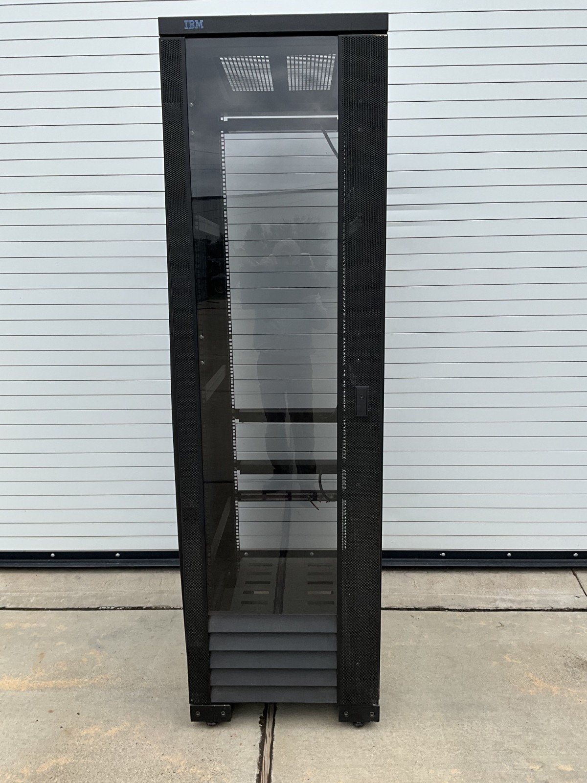 IBM 9306-900 Netfinity Server Rack Cabinet Enclosure 42U 19" Local Pickup Used