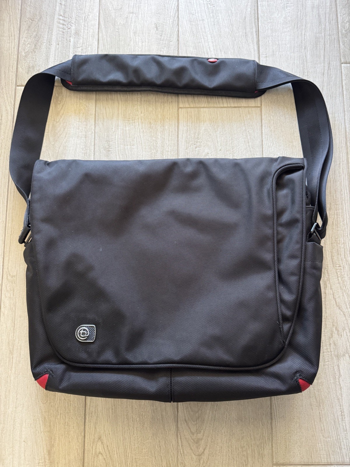 Booq Taipan Shadow M Laptop Messenger Bag
