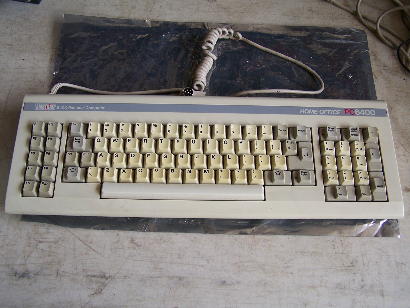 Amstrad 640K Personal Computer Home Office PC6400 Keyboard - 6 pin DIN