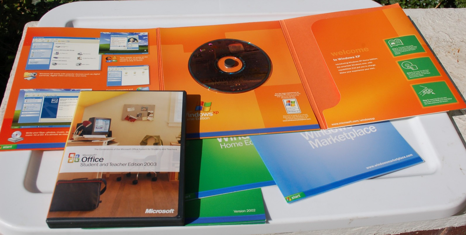 Microsoft Windows XP Home Edition SP/2 Upgrade Version 2002 CD + MS-Office 2003