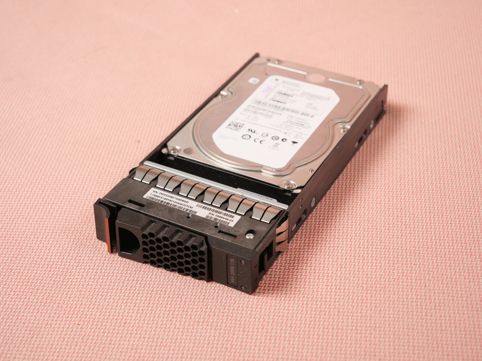 Compatible IBM 2TB 7200 RPM 6GBps SAS Laufwerk 98Y3195 W / Caddy Ablage