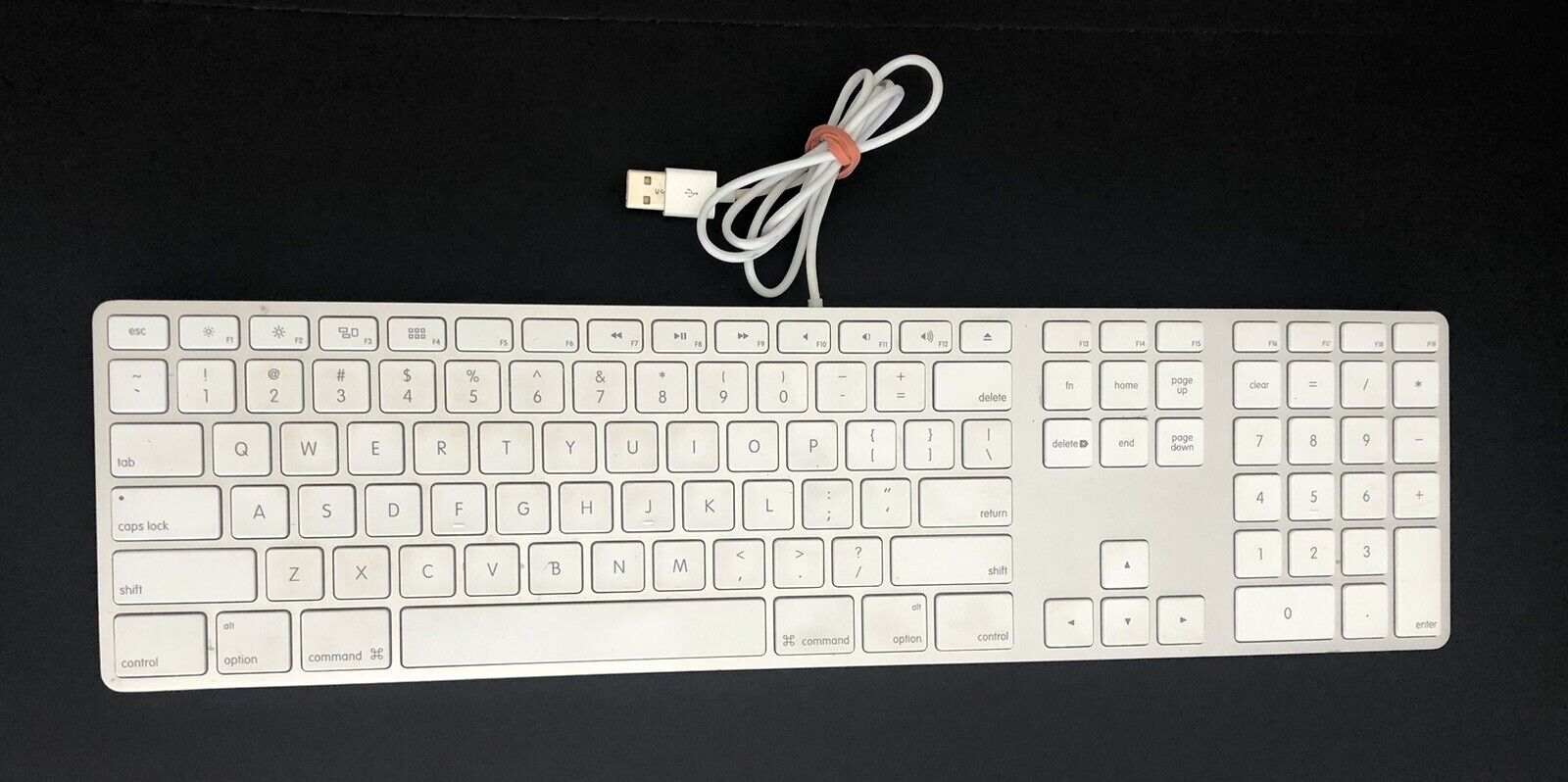 Apple A1243 MB110LL/A Wired Keyboard Genuine Authentic Excellent