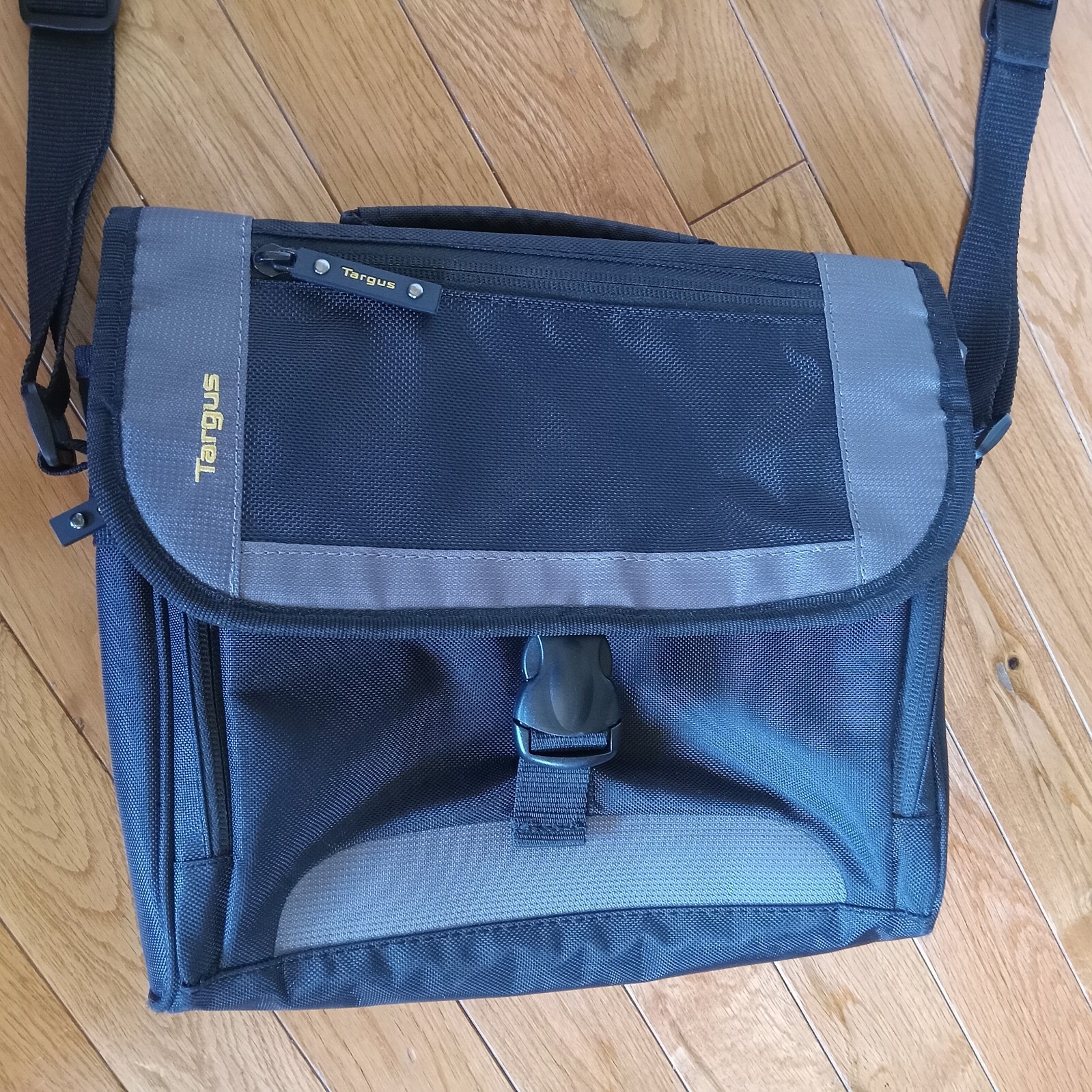 Targus AC0066 TSM148-50 Tablet Carrying Case Black Messenger Bag 11" x 2" x 8"