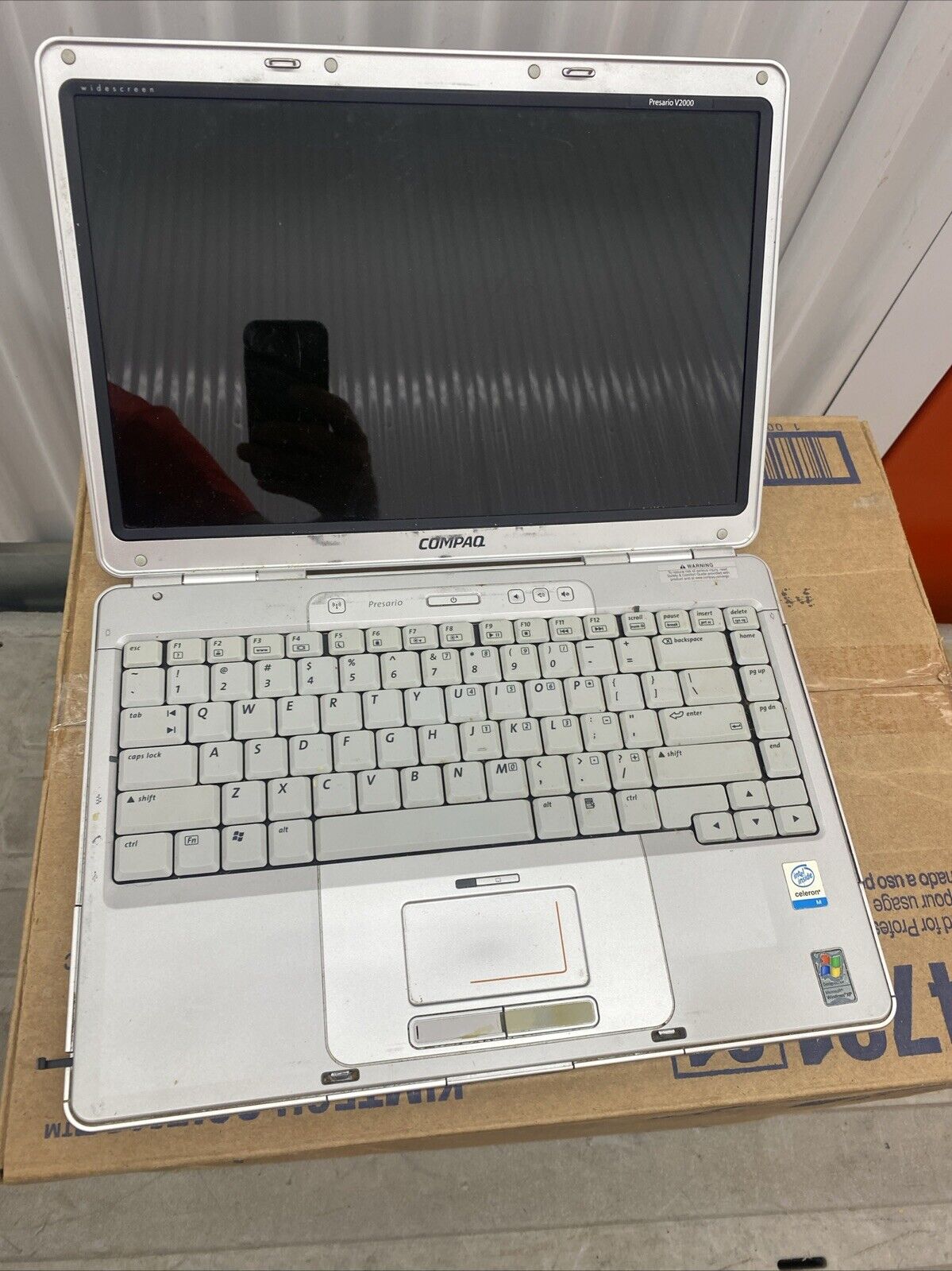 Compaq Presario V2000 Microsoft Windows XP Home 14.1” Laptop UNTESTED