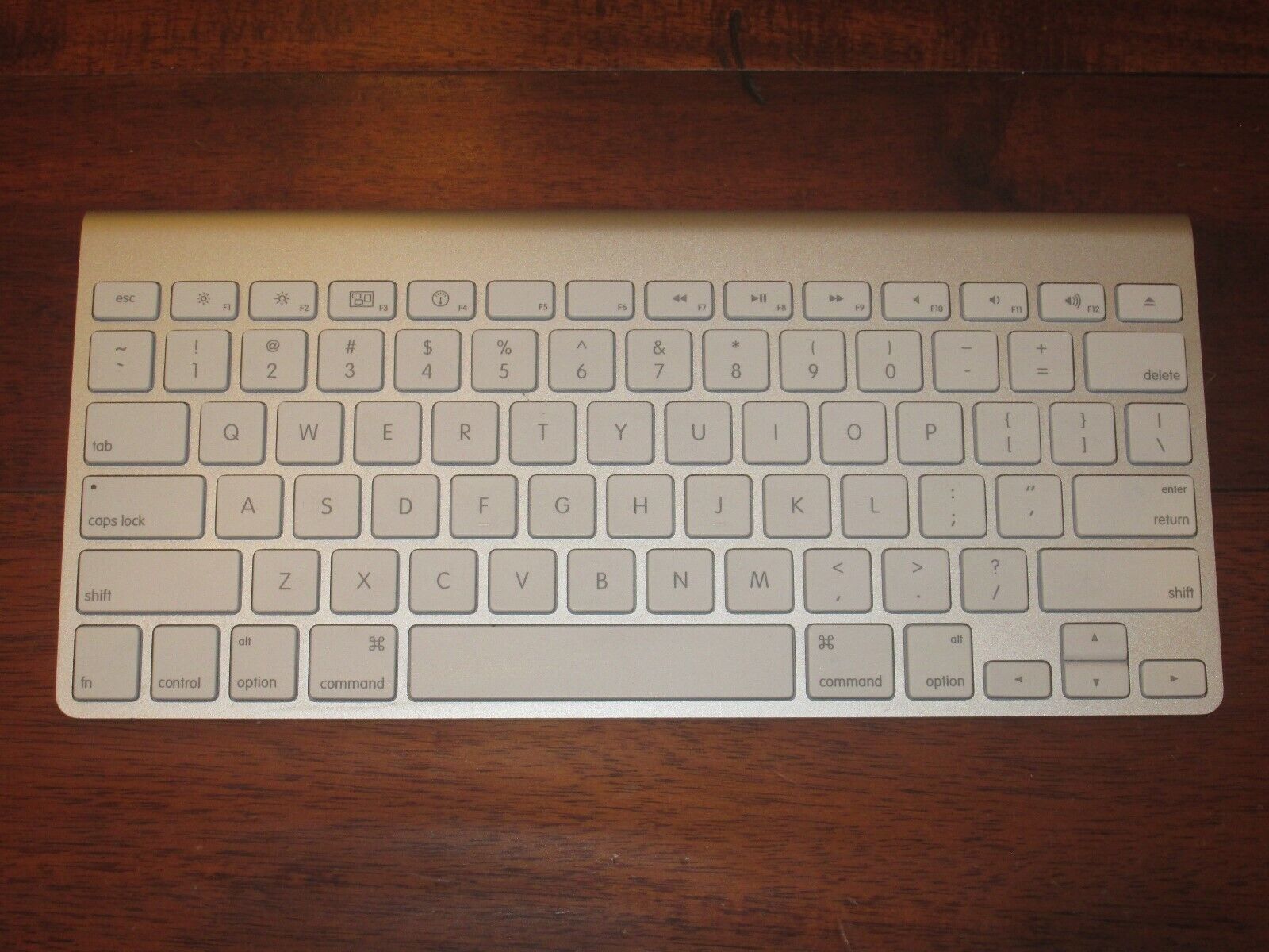 Apple A1314 Wireless Keyboard MC184LL/B Tested Silver CLEAN TESTED WORKS