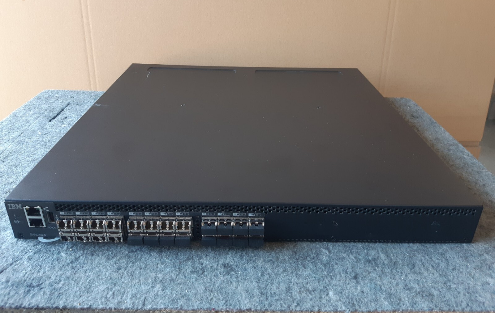 IBM Fibre Channel Switch 2498-X24 / SAN24B-5 / 24x 21CFR1040.10 (8G) / Used