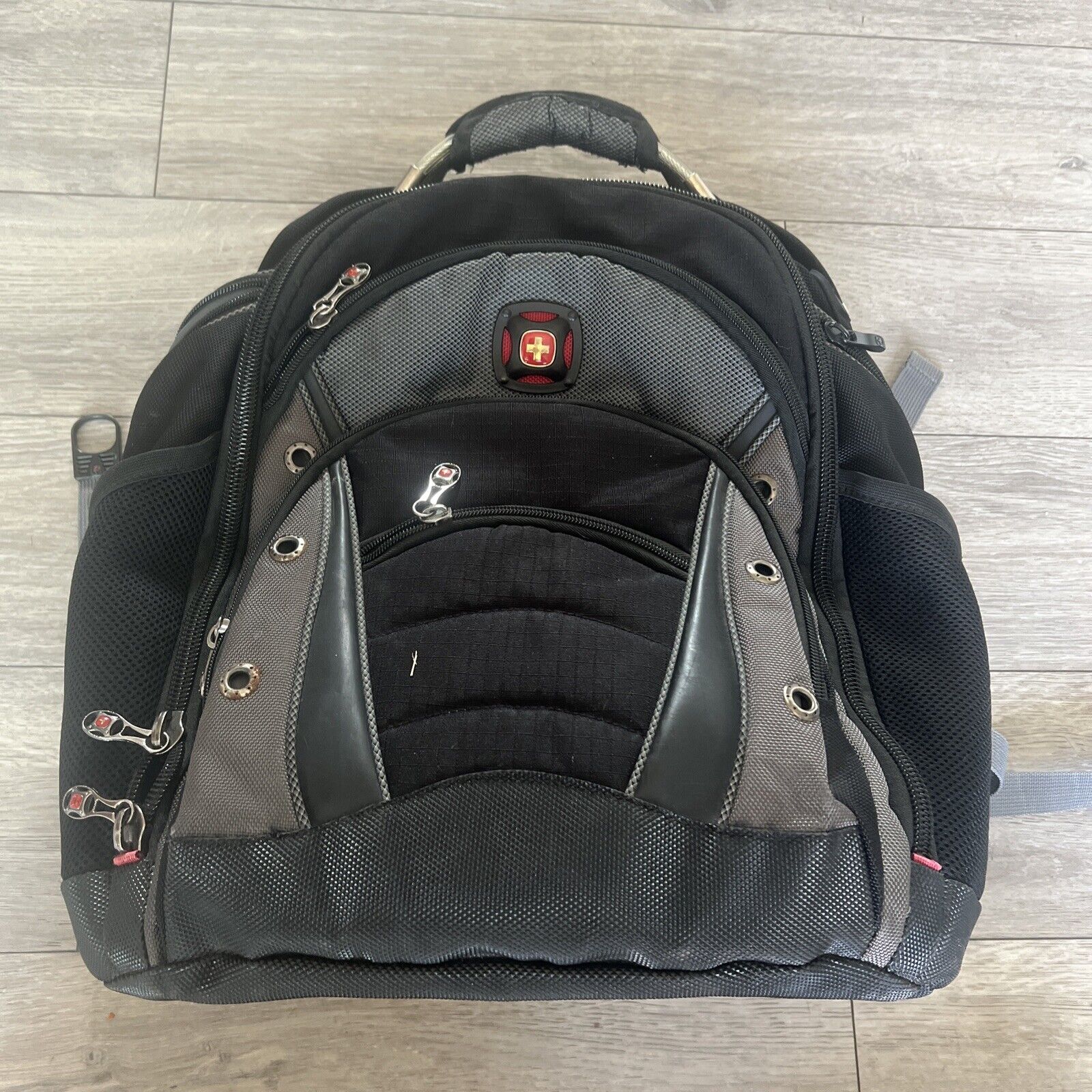 Swiss Gear  Wenger The Synergy Black Gray Laptop Computer Backpack Absorbing