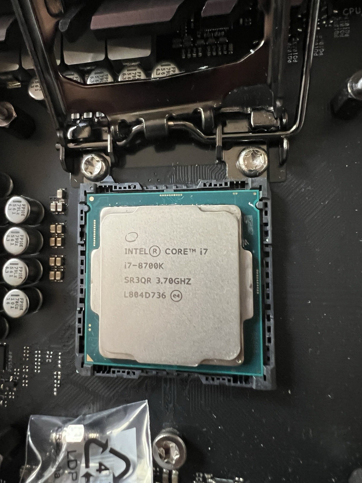 Intel Core i7-8700K Processor (3.7GHz, 6 Cores, LGA 1151) - SR3QR