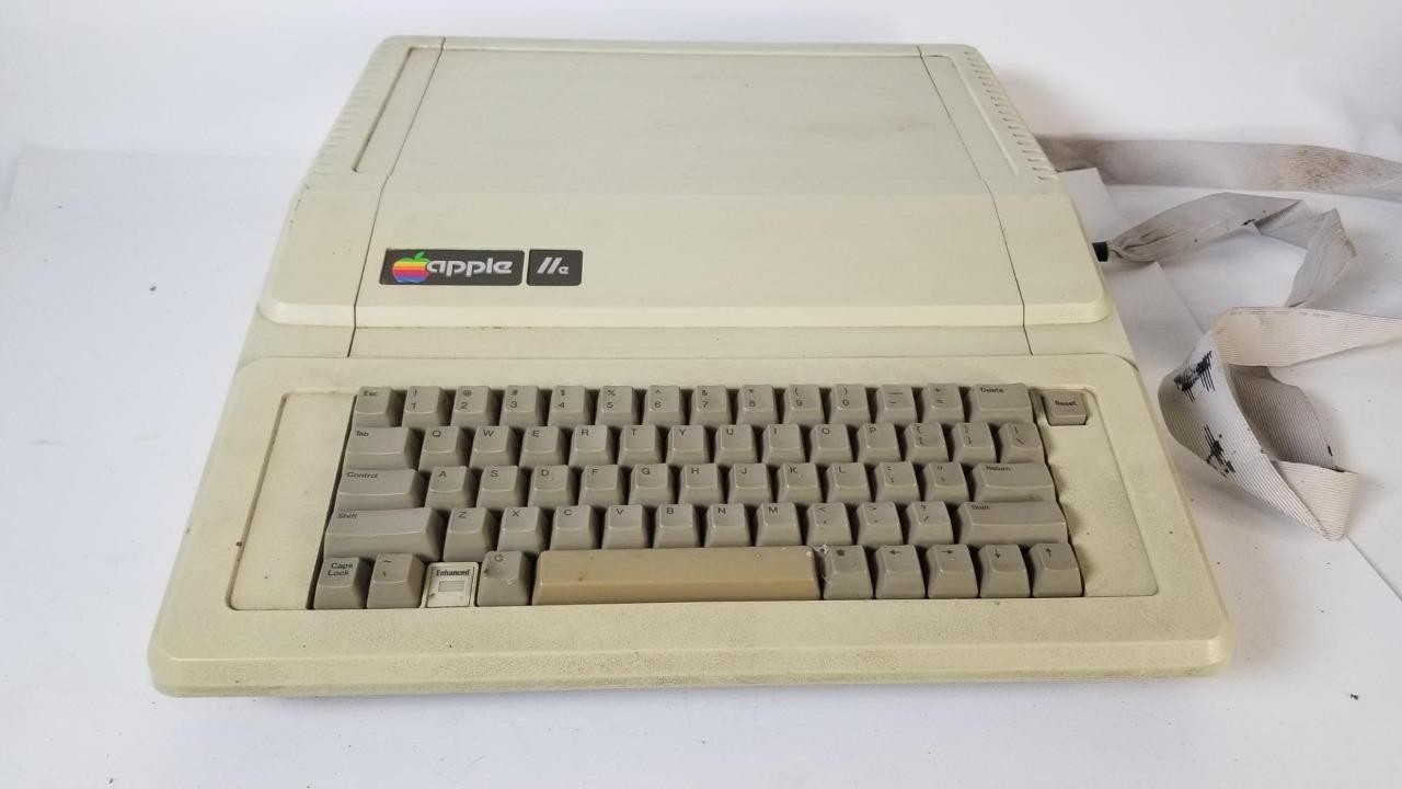 Vintage Apple lle Computer  - Powers On