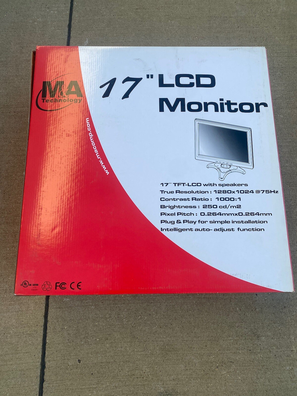 New Old Stock 17" LCD Desktop Computer Monitor VGA Retro Square 4:3 w/ Speakers