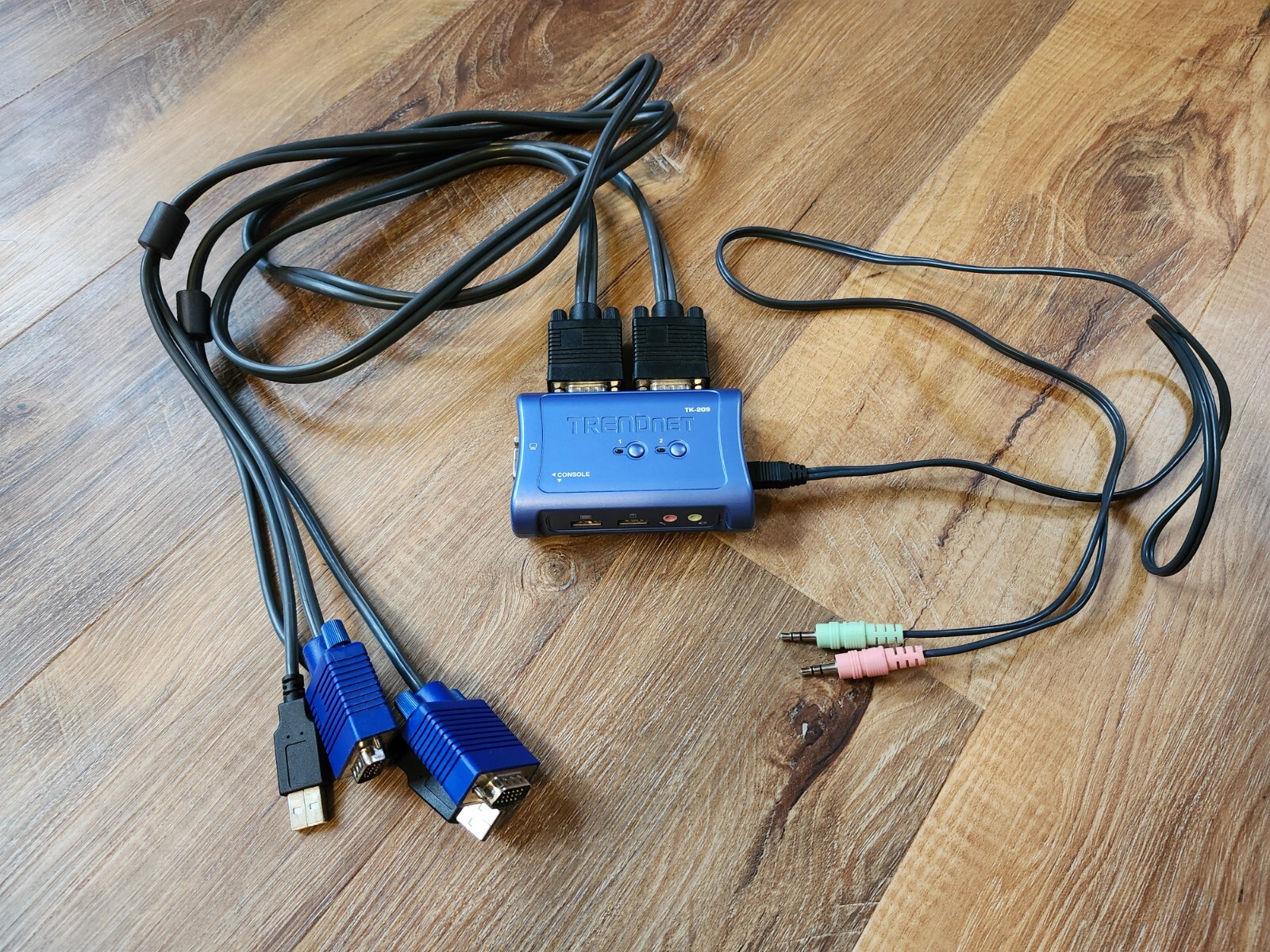 2-Port Trendnet USB VGA KVM Switch TK-209