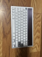 EUC Logitech k760 Wireless Bluetooth Solar Powered Keyboard White Model #Y-R0029 picture