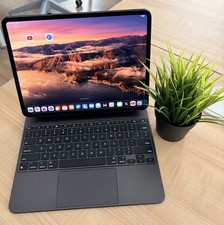Apple iPad Pro 13 in (M4) + Magic Keyboard | 256gb WiFi picture