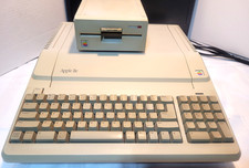 VNTG APPLE IIe COMPUTER BUNDLE–128K RAM(64K) DISK DRIVE-TESTED- AS IS -FOR PARTS picture