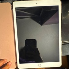 Apple iPad 10.5 in Wi‑Fi Tablet 128MB Storage 128MB RAM White Touchscreen Used picture