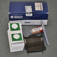 (100) Brady Precut Label Roll M71EP-169-593-GN, Circle with Notch, 1-13/16 in² picture